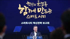 Tổng thống Hàn Quốc Moon Jae-in phát biểu tại sự kiện công bố kế hoạch xây dựng hai thành phố thông minh Busan và Sejong, tại Busan, ngày 13/2/2019. Ảnh: Yonhap/TTXVN