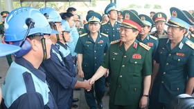 Bộ trưởng Bộ Quốc phòng Ngô Xuân Lịch thăm hỏi các phi công tại sân bay Biên Hòa. Ảnh: TTXVN