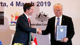 Bộ trưởng Thương mại Indonesia Enggartiasto Lukita (phải) và người đồng cấp Australia Simon Birmingham. (Nguồn: Reuters)