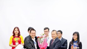 Đại sứ Việt Nam tại Nhật Bản Vũ Hồng Nam (phải) trao hoa tặng ông Lê Anh Sơn, Chủ tịch Hội Người Việt Nam tại tỉnh Aichi