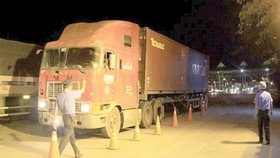 Kiểm tra tải trọng xe tại một trạm cân                  Ảnh: CAO THĂNG