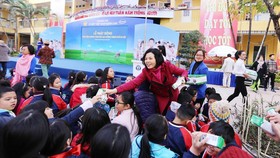 Bà Bùi Thị Hương, Giám đốc Điều hành Vinamilk trao sữa cho các em học sinh tại Lễ phát động thực hiện chương trình Sữa học đường tại thủ đô Hà Nội, đầu tháng 1-2019. Ảnh: VNM