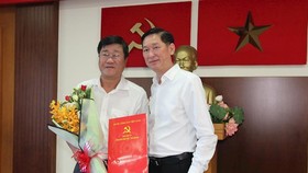Phó Chủ tịch UBND TPHCM Trần Vĩnh Tuyến trao quyết định cho đồng chí Bùi Văn Phúc. Ảnh: THANHUYTPHCM.VN