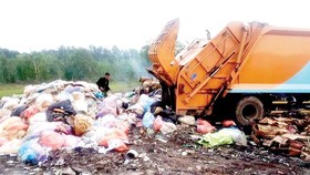 Vụ đổ lén chất thải ở Vĩnh Lộc B, Bình Chánh:  Lấy mẫu phân định ngưỡng chất thải nguy hại