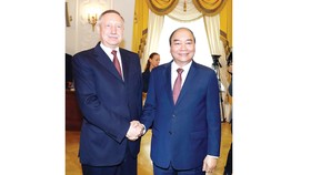 Thủ tướng Nguyễn Xuân Phúc gặp Quyền Thống đốc Saint Petersburg  Ảnh: TTXVN