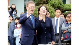 Ứng cử viên đảng Dân chủ Moon Jae-in cùng vợ, Kim Jung-sook, vẫy chào người ủng hộ sau khi bỏ phiếu tại Hongeun-dong, Tây Seoul, Hàn Quốc, ngày 9-5-2017. Ảnh: YONHAP