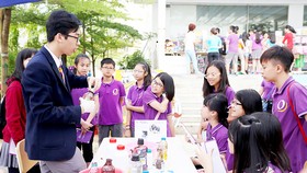Để phát triển năng lực của học sinh cần chuẩn hóa đội ngũ giáo viên (Ảnh: Thầy và trò trong ngày hội STEM 2016 tại Hà Nội)