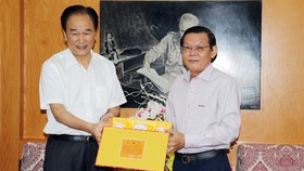 Đồng chí Thái Danh Chiếu tặng quà lưu niệm cho Báo SGGP