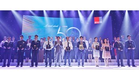 Ông Phan Minh Tiên – Giám đốc Điều hành Vinamilk cùng các đại diện công ty được xếp hạng "Top 50 công ty kinh doanh hiệu quả nhất Việt Nam"