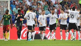 Tuyển Đức (áo trắng) thắng thuyết phục Cameroon để tiến vào bán kết. Ảnh: Daily Mail