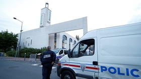 Cảnh sát Pháp triển khai tại hiện trường phía trước nhà thờ Hồi giáo Creteil  Ảnh: REUTERS