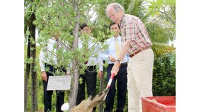 Giáo sư Gerard ‘t Hooft trồng cây lưu niệm tại khu vườn Trung tâm Khoa học và Giáo dục liên ngành (ICISE) ở Bình Định.