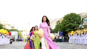 Hoa hậu Việt Nam 2016 Đỗ Mỹ Linh cùng các thành viên Hội Liên hiệp Phụ nữ Việt Nam mặc áo dài diễu hành trên Phố đi bộ Nguyễn Huệ