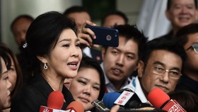 Bà Yingluck Shinawatra trả lời phỏng vấn sau khi rời Tòa án Tối cao ở Bangkok 
