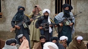 Lực lượng Taliban (cầm súng) ở Afghanistan. Ảnh: NBC.