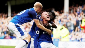 Wayne Rooney đầy phấn khích với bàn thắng cho Everton.
