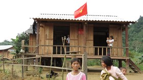 Người Làng Ho chuẩn bị cờ đón ngày Quốc khánh 2-9