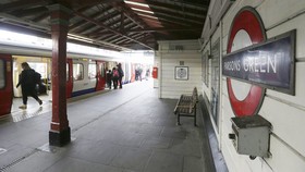 Ga tàu điện ngầm Parsons Green ở London mở cửa trở lại ngày 16-9-2017. Ảnh: AP