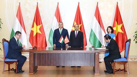 Thủ tướng Nguyễn Xuân Phúc và Thủ tướng Hungary Orban Viktor chứng kiến lễ ký kết các văn kiện hợp tác giữa hai nước - Ảnh: VGP