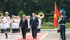 Thủ tướng Nguyễn Xuân Phúc và Thủ tướng Hungary Orban Viktor duyệt đội danh dự - Ảnh: VGP