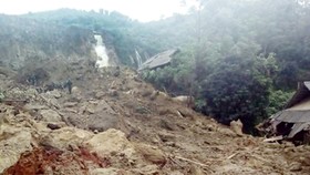 Đất đá sạt lở vùi lấp 7 căn nhà cùng 18 người dân xã Phú Cường, huyện Tân Lạc, tỉnh Hòa Bình