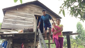 Gia đình chị Nay Chuôn phải đi làm thuê để trả lãi vay “tín dụng đen” 60 triệu đồng