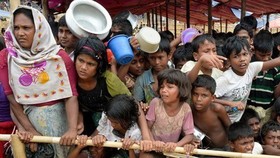 Người tị nạn Rohingya xếp hàng chờ nhận lương thực cứu trợ tại trại tị nạn Thaingkhali ở Ukhia, Bangladesh. Nguồn: TTXVN