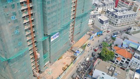 Những dự án nhà cao tầng xung quanh sân bay Tân Sơn Nhất góp phần làm gia tăng kẹt xe tại khu vực này
