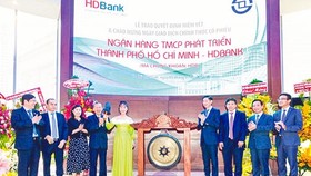 Phiên chào sàn những ngày đầu năm mới của HDBank thành công, góp phần thúc đẩy thị trường, hứa hẹn năm 2018 sôi động.