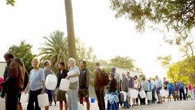 Người dân Cape Town xếp hàng chờ lấy nước