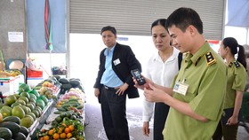 Lực lượng chức năng kiểm tra dư lượng thuốc bảo vệ thực vật trong trái cây bằng dụng cụ kit test nhanh