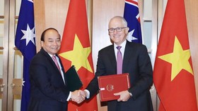 Thủ tướng Nguyễn Xuân Phúc và Thủ tướng Australia Malcolm Turnbull ký tuyên bố chung về thiết lập quan hệ Đối tác chiến lược Việt Nam-Australia. Ảnh: TTXVN