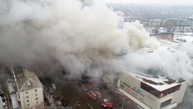 Khói bốc lên trong vụ hỏa hoạn tại trung tâm thương mại Anh đào mùa Đông. Nguồn: THX/TTXVN