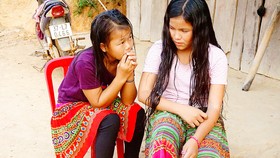 Em Phàng Thị A (phải) ở thôn Phú Vinh bị “cò” lao động dụ dỗ đưa đi làm việc ở TPHCM