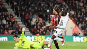 Lukaku (phải) ghi bàn ấn định chiến thắng 2 - 0 cho Man.United