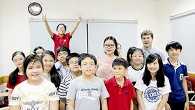 Giáo viên, trợ giảng và học sinh tại hệ thống Anh văn Hội Việt Mỹ. Ảnh minh họa