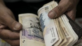 Argentina bán 1 tỷ USD để chặn đà lao dốc của đồng peso