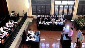 Bác sĩ Hoàng Công Lương cùng 2 bị cáo trả lời HĐXX tại phiên tòa sơ thẩm vụ án tai biến chạy thận ở Hòa Bình