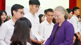 BS Trương Thị Xuân Liễu, Chủ tịch Hội đồng quản lý Quỹ học bổng Nguyễn Văn Hưởng trao học bổng cho sinh viên ĐH Y Dược TPHCM