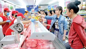 Người tiêu dùng mua thịt heo bình ổn thị trường tại Co.opmart. Ảnh: CAO THĂNG  ​