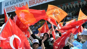 Người dân Thổ Nhĩ Kỳ tham gia các cuộc mít tinh vận động tranh cử ở Ankara