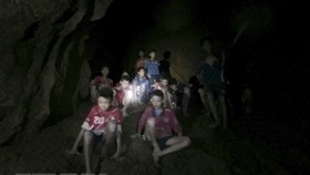 Các thành viên đội bóng mắc kẹt bên trong hang Tham Luang ở tỉnh Chiang Rai của Thái Lan. Ảnh: THX/TTXVN