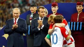 Tổng thống Croatia, bà Kolinda Grabar-Kitarovic (phải), luôn sát sánh cùng đội tuyển quốc gia tại World Cup.