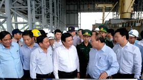 Thủ tướng kiểm tra tình hình hoạt động của cảng nước sâu Sơn Dương. Ảnh: VGP