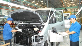Sản xuất ô tô tại doanh nghiệp FDI. Ảnh: CAO THĂNG