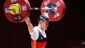 Lực sĩ Thạch Kim Tuấn đoạt Huy chương bạc hạng cân 56kg nam môn cử tạ. Ảnh: DŨNG PHƯƠNG
