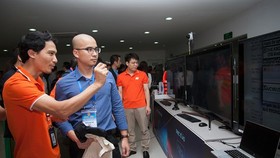 Các kỹ sư FPT giởi thiệu những công nghệ mới của mình với các trí thức trẻ người Việt. Ảnh TRẦN BÌNH