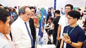 Bí thư Thành ủy TPHCM Nguyễn Thiện Nhân tham quan gian hàng triển lãm tại Ngày hội Khởi nghiệp Việt Nam năm 2018. Ảnh: HOÀNG HÙNG
