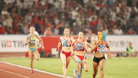 Quách Thị Lan (7) cùng đồng đội đoạt HCĐ nội dung 4x400m nữ