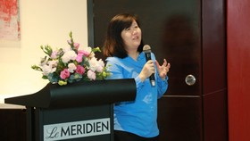 Bà Wai San Siew, Giám đốc đào tạo ICAEW khu vực Đông Nam Á trao đổi với sinh viên tại buổi giới thiệu chương trình ngày 7-9 tại TPHCM